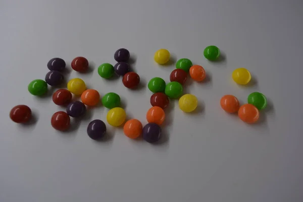 Bonbons Lumineux Doux Savoureux Jaune Cerise Orange Vert Violet Dragee — Photo