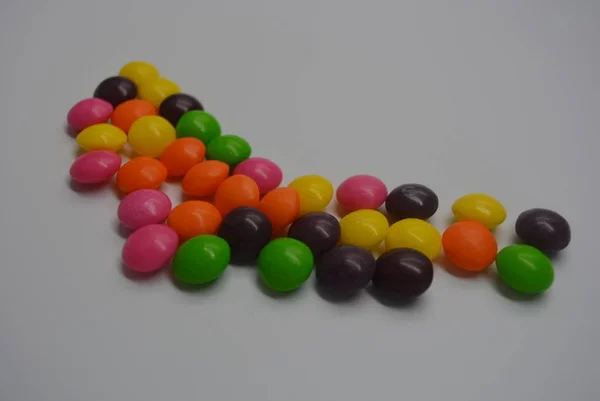 Bonbons Sucrés Savoureux Dragees Jaune Rose Orange Vert Violet Sur — Photo