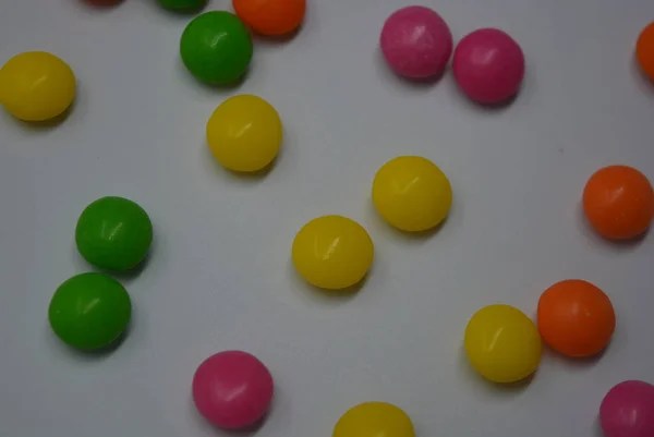 Jasne Słodkie Smaczne Cukierki Żółty Różowy Pomarańczowy Zielony Drażetki Białym — Zdjęcie stockowe