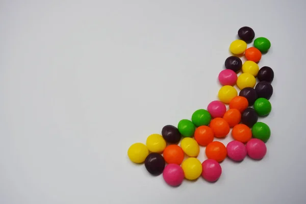 Beliebte Köstliche Bunte Süßigkeiten Ist Auf Weißem Hintergrund Viele Runde — Stockfoto