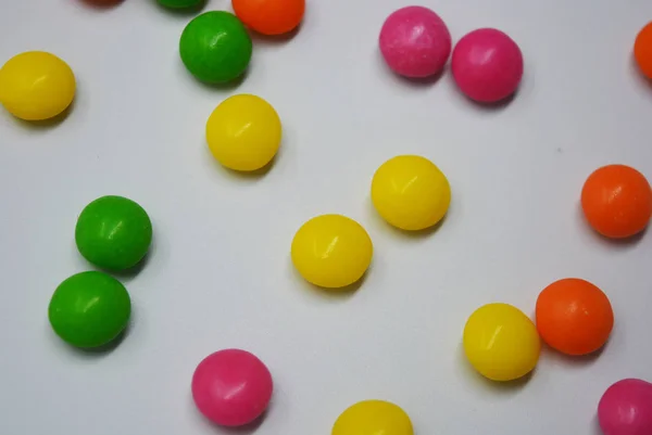 Popularne Pyszne Słodkie Kolorowe Jest Białym Tle Dużo Słodyczy Okrągłe — Zdjęcie stockowe