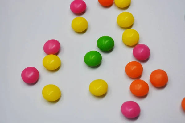 Populaire Délicieux Sucré Coloré Est Sur Fond Blanc Beaucoup Bonbons — Photo