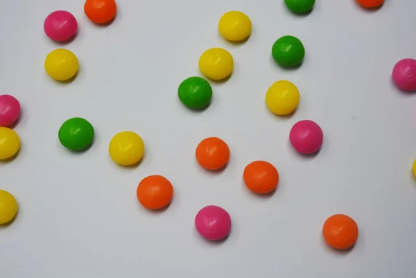 Popularne Pyszne Słodkie Kolorowe Jest Białym Tle Dużo Słodyczy Okrągłe — Zdjęcie stockowe