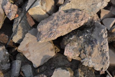 İnşaat çöp, çeşitli inşaat taşları, kırık tuğla, kırık temel ve yapı malzemeleri. Güneş ışığında parlak ve mükemmel arka plan.