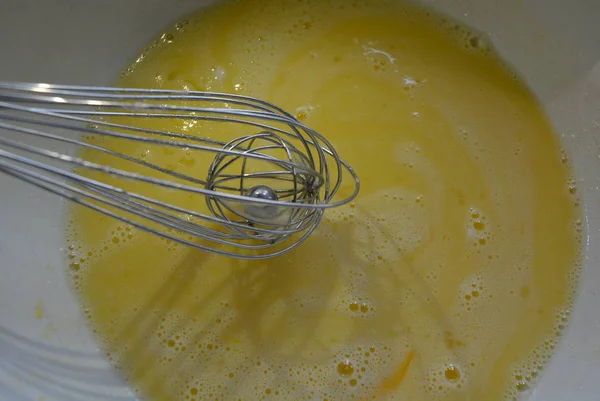 Küchenmetallbesen Zum Kneten Und Schlagen Mit Geschlagenen Eiern Zucker Und — Stockfoto