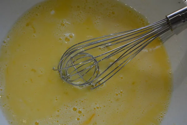 厨房金属搅拌 用鲜鸡蛋 糖和酸奶在脚趾上揉捏和殴打 — 图库照片