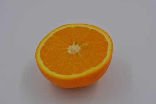 Une Moitié Lumineuse Une Orange Entière Juteuse Avec Des Graines — Photo