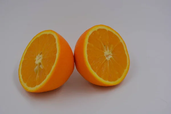 Leuchtend Orangefarbene Hälften Scheiben Geschnittener Reifer Orange Zwei Hälften Ganzer — Stockfoto