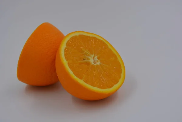 Bright Orange Halves Sliced Ripe Orange Two Halves Whole Orange — Stock Photo, Image