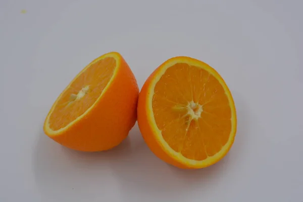 Fel Oranje Helften Van Gesneden Rijp Oranje Twee Helften Van — Stockfoto