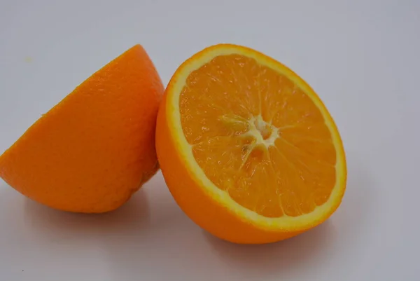 Leuchtend Orangefarbene Hälften Scheiben Geschnittener Reifer Orange Zwei Hälften Ganzer — Stockfoto