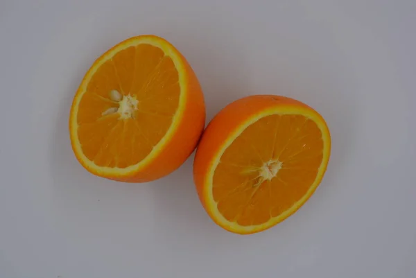 Jasne Pomarańczowe Połówki Plasterków Dojrzałej Pomarańczy Dwie Połówki Całej Pomarańczy — Zdjęcie stockowe