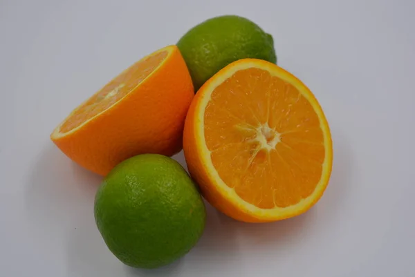 Bright Two Orange Halves Sliced Ripe Juicy Orange Two Lime — Stock Photo, Image