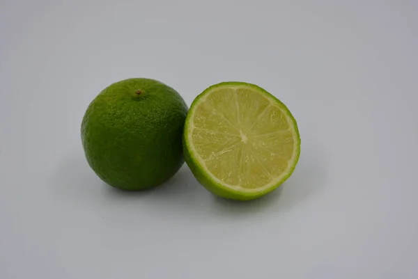 Zöld Szeletelt Lime Gyümölcs Teljes Lime Gyümölccsel Friss Gyümölccsel Egészséges — Stock Fotó