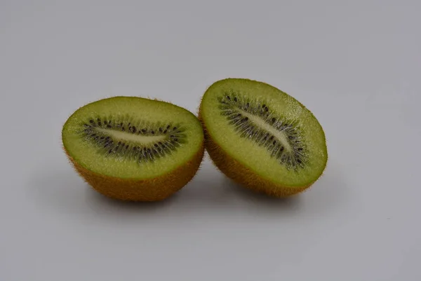 Zelené Kiwi Nakrájejte Dvě Stejné Poloviny Čerstvé Ovoce Kiwi Zrna — Stock fotografie