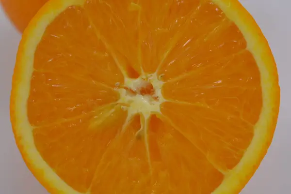 一半多汁的橙子 白色背景上有新鲜的全橙子 健康食品和水果 健康食品 — 图库照片