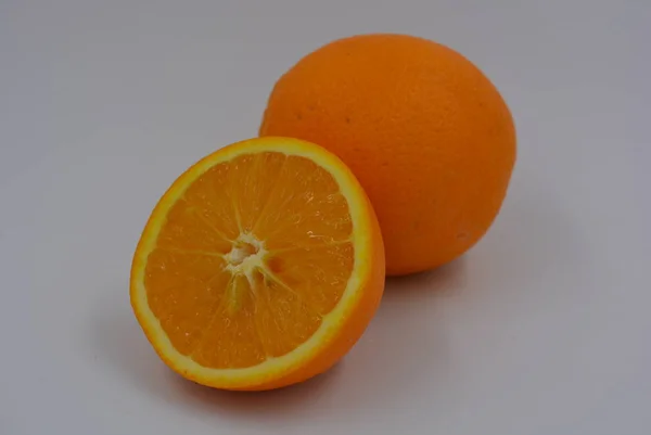 Metade Laranja Suculenta Com Laranja Inteira Fresca Fundo Branco Alimentos — Fotografia de Stock