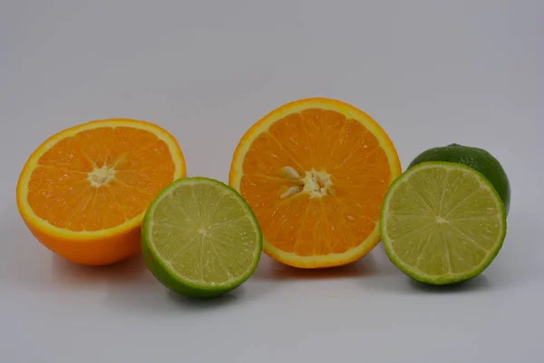 Helle Zwei Orangenhälften Scheiben Geschnitten Reife Und Saftige Orange Mit — Stockfoto