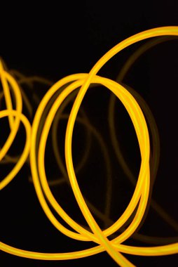 Kalın elektoluminescent teller ve çizgilerin orijinal sarı aydınlatma. Şekil ler ve dokuların ilginç birleşimi ile grafik soyut ışık arka plan.