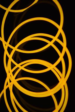 Kalın elektoluminescent teller ve çizgilerin orijinal sarı aydınlatma. Şekil ler ve dokuların ilginç birleşimi ile grafik soyut ışık arka plan.