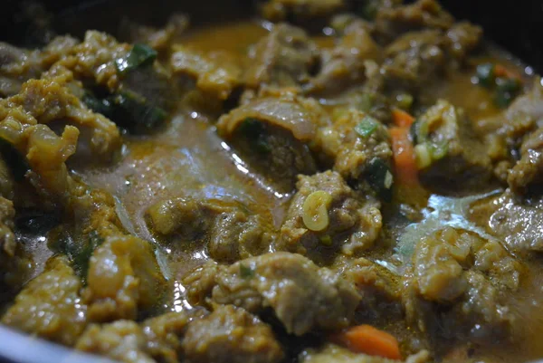 Memasak Memasak Daging Sapi Rebus Dengan Kari Bawang Dan Irisan — Stok Foto