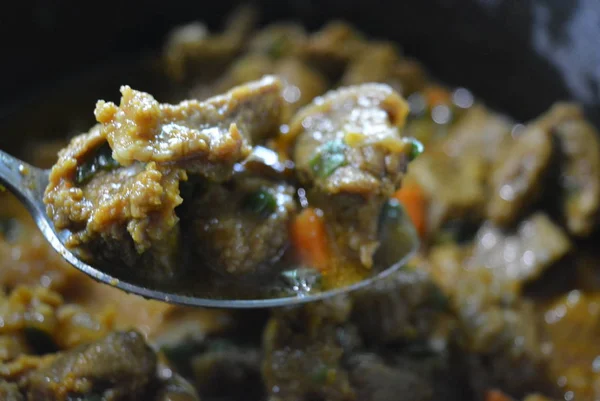 Főzés Ízletes Párolt Hús Egy Tehén Curry Hagyma Szeletelt Sárgarépát — Stock Fotó