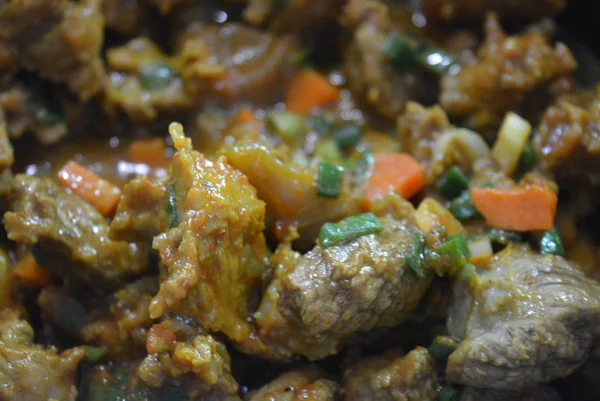 Kochen Schmackhaftes Schmorfleisch Einer Kuh Mit Curry Zwiebeln Und Geschnittenen — Stockfoto