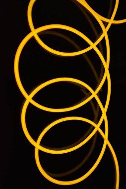 Kalın elektoluminescent teller ve çizgilerin orijinal sarı aydınlatma. Şekil ler ve dokuların ilginç birleşimi ile grafik soyut ışık arka plan.