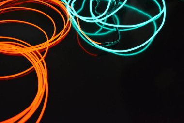 Neon yeşil ivedi ve kırmızı ince tel. Işıklı teller, dekorasyon ve yüzey aydınlatma. Elektrolüminesans tel, aydınlatma nesneleri ve ışık tabanı.