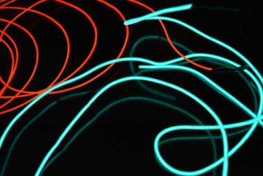 Neon yeşil ivedi ve kırmızı ince tel. Işıklı teller, dekorasyon ve yüzey aydınlatma. Elektrolüminesans tel, aydınlatma nesneleri ve ışık tabanı.