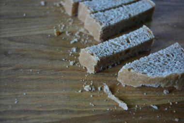 Tahta bir tahta üzerinde kraker için gri ekmek dilimlenmiş parça. Sağlıklı gıdalar, her gün için gıda.