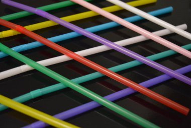 İçecekler ve alkol dekorasyonu için renkli tüpler. Orijinal güzel ızgara, farklı renklerde dekor. Maruz kalma ile tuhaf parlak ve renkli arka plan.