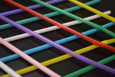 İçecekler ve alkol dekorasyonu için renkli tüpler. Orijinal güzel ızgara, farklı renklerde dekor. Maruz kalma ile tuhaf parlak ve renkli arka plan.