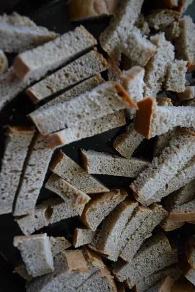 Гладкие Нарезанные Кусочки Серого Хлеба Приготовления Острых Жареных Крекеров Естественное — стоковое фото