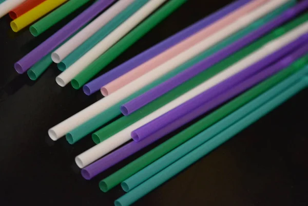 Tubes Cocktail Plastique Pour Alcool Boissons Colorés Sur Une Surface — Photo