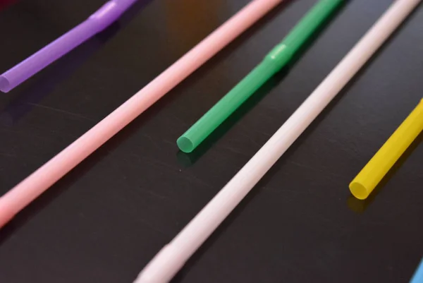 Tubos Plástico Coquetel Para Álcool Bebidas Coloridos Uma Superfície Preta — Fotografia de Stock