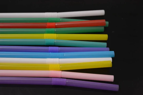 Tubes Cocktail Plastique Pour Alcool Boissons Colorés Sur Une Surface — Photo