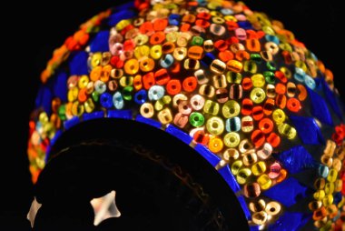 Oryantal güzellik, farklı renklerle renk mozaik. Kakma taşlarla sihirli lamba Alaaddin. Işık ve renk, unutulmaz bir oryantal süs ve arka plan güzel ve çok yönlü ışık etkisi.