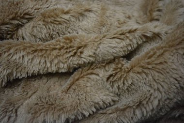 Doğal uzun kürk şeklinde yumuşak kahve sentetik kumaş. Farklı yapı ve şekil ile boşluk düzenleme kahverengi sentetik kürk.