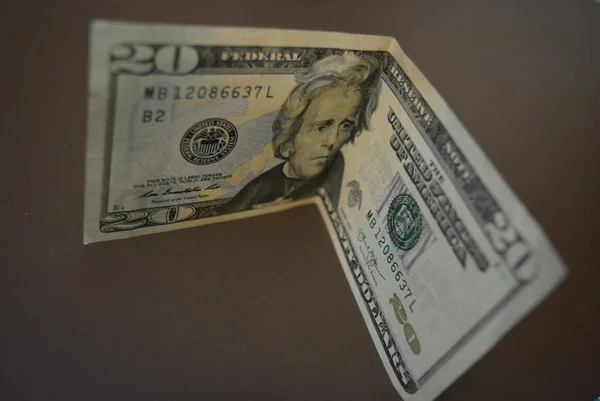Amerikan nakit, para birimi, yirmi dolar mat kahverengi bir arka plan üzerinde bulunan. Finansal piyasa, iş ve iş kar.
