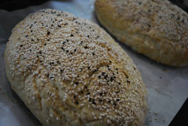 Tarifinize göre yapılan lezzetli ev yapımı beyaz ekmek. Beyaz susam ve siyah kimyon tohumu ile Gevrek taze ekmek.