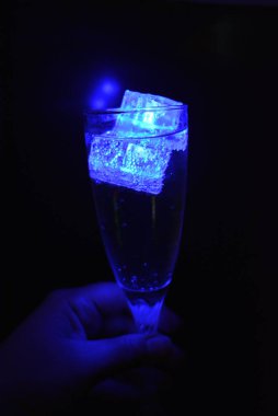 Parlayan buz küpleri ile içecekler çok güzel ve çarpıcı görüntüler. Şampanya bir bardak kabarcıklar ile parlak renkler. Rahatlatıcı, sevgili yaşam ve lezzetli bir köpüklü içecek Promosyon görüntü.