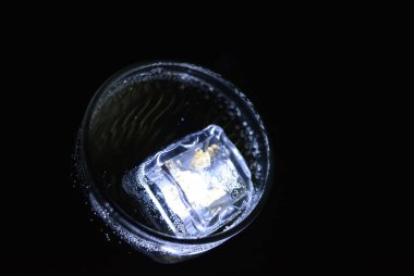 Parlayan buz küpleri ile içecekler çok güzel ve çarpıcı görüntüler. Şampanya bir bardak kabarcıklar ile parlak renkler. Rahatlatıcı, sevgili yaşam ve lezzetli bir köpüklü içecek Promosyon görüntü.