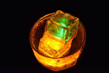 Parlayan buz küpleri ile içecekler çok güzel ve çarpıcı görüntüler. Şampanya bir bardak kabarcıklar ile parlak renkler. Rahatlatıcı, sevgili yaşam ve lezzetli bir köpüklü içecek Promosyon görüntü.