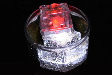 Parlayan buz küpleri ile içecekler çok güzel ve çarpıcı görüntüler. Şampanya bir bardak kabarcıklar ile parlak renkler. Rahatlatıcı, sevgili yaşam ve lezzetli bir köpüklü içecek Promosyon görüntü.