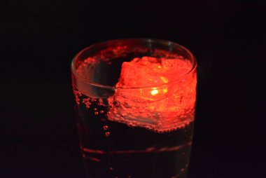 Parlayan buz küpleri ile içecekler çok güzel ve çarpıcı görüntüler. Şampanya bir bardak kabarcıklar ile parlak renkler. Rahatlatıcı, sevgili yaşam ve lezzetli bir köpüklü içecek Promosyon görüntü.