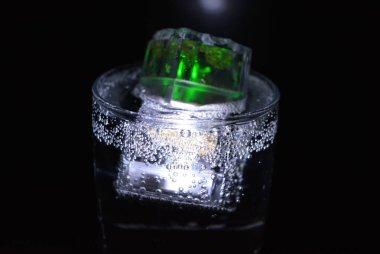 Parlayan buz küpleri ile içecekler çok güzel ve çarpıcı görüntüler. Şampanya bir bardak kabarcıklar ile parlak renkler. Rahatlatıcı, sevgili yaşam ve lezzetli bir köpüklü içecek Promosyon görüntü.