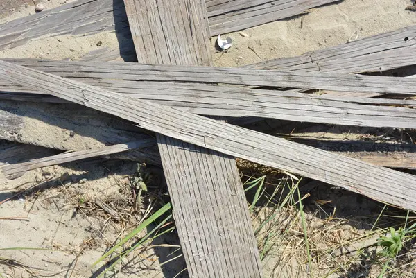 Glatte Und Polierte Graue Holzbretter Gelbem Sauberen Sand Gelegt — Stockfoto