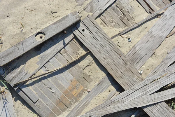 Glatte Und Polierte Graue Holzbretter Gelbem Sauberen Sand Gelegt — Stockfoto