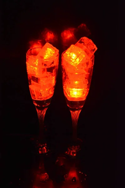 Dwa Niezwykłe Kieliszki Szampana Drinkiem Jaskrawoczerwone Wióry Lodu Plastikowe Kostki — Zdjęcie stockowe